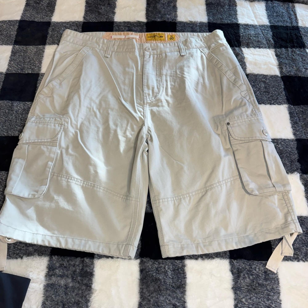 Caterpillar heavy weight cargo/utility shorts. Sz 40 rugged built! Relaxed fit